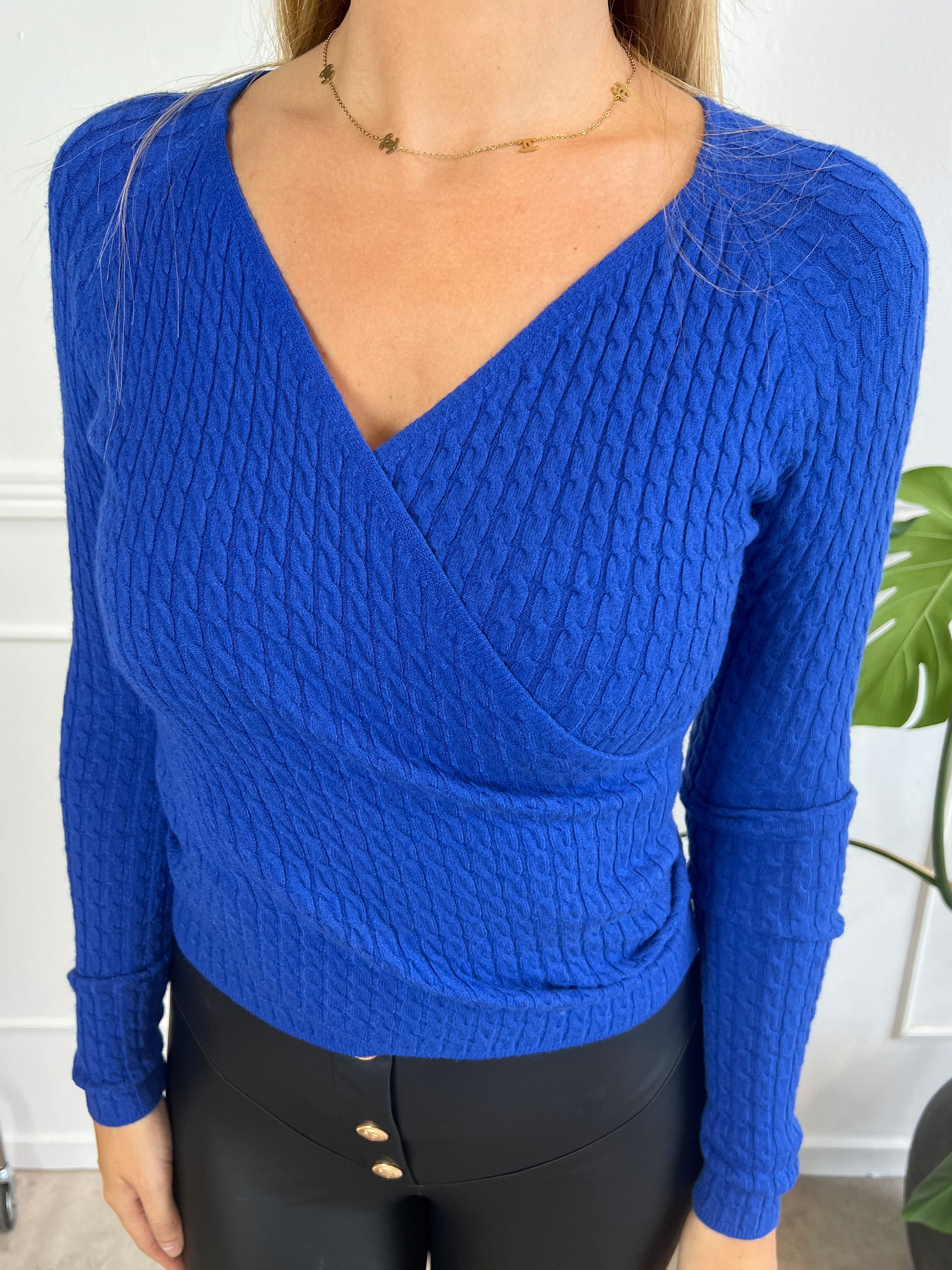 Kassie - Snygg mjuk stickad tröja i omlott-look